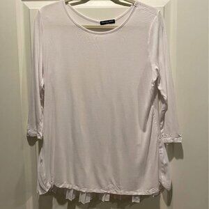 Cha Cha Vente White Pleated Hem Button-Back Blouse